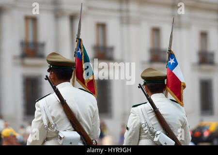 Carabineros de Chile diensthabenden außerhalb La Moneda in Santiago, die Hauptstadt von Chile in einheitliche weiße Sommer montiert. Stockfoto