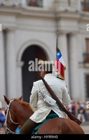 Carabineros de Chile diensthabenden außerhalb La Moneda in Santiago, die Hauptstadt von Chile in einheitliche weiße Sommer montiert. Stockfoto