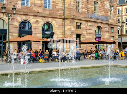 Starbucks Café Terrasse, Menschen, Aubette Gebäude, Brunnen Düsen, Place Kléber-Platz, Straßburg, Elsass, Frankreich Stockfoto