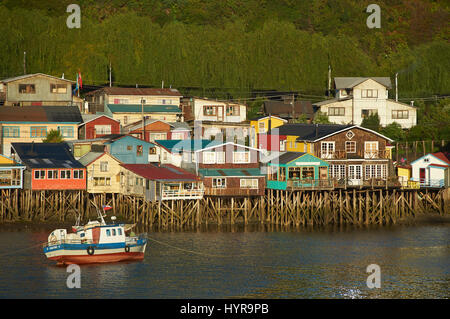 Palafitos. Traditionelle Holzhäuser gebaut auf Pfählen am Wasser entlang in Castro, der Hauptstadt der Insel Chiloé. Stockfoto