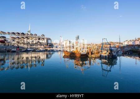 Angelboote/Fischerboote ankern in Camber Quay, Handelshafen Portsmouth, Hampshire, Südküste an einem sonnigen Wintertag mit einem wolkenlosen blauen Himmel Stockfoto