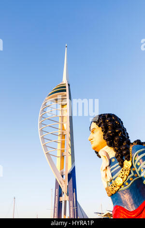 Galionsfigur der HMS Marlborough und die Emirate Spinnaker Tower in Gunwharf Quays, Hafen von Portsmouth, Hampshire, Südengland Stockfoto