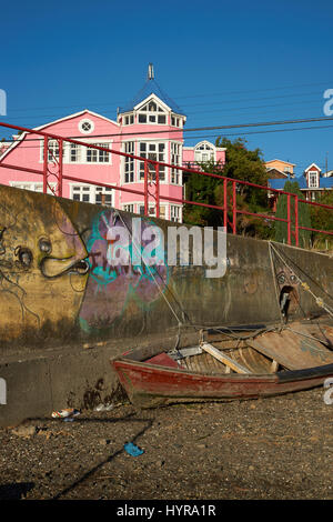 Farbenfrohe Gebäude mit Blick auf die Küste in Castro, der Hauptstadt der Insel Chiloé im Süden Chiles. Stockfoto