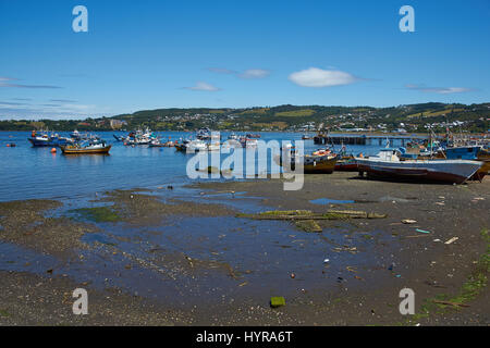 Bunte Fischerboote, die Verdrängung der Fischerei Hafen Quellón auf der Insel Chiloé in Chile Stockfoto