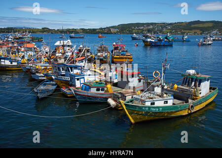 Bunte Fischerboote, die Verdrängung der Fischerei Hafen Quellón auf der Insel Chiloé in Chile Stockfoto