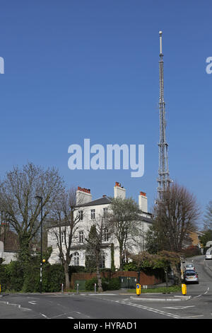 Die BBC Fernsehen Mast im Crystal Palace, Südlondon, Towers über Häuser auf Grange Road. Stockfoto