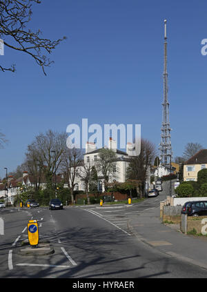 Die BBC Fernsehen Mast im Crystal Palace, Südlondon, Towers über Häuser auf Grange Road. Stockfoto