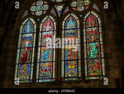 Buntglasfenster, gotische Kathedrale Notre-Dame aus dem 14. Jahrhundert, Straßburg, Elsass, Frankreich, Europa, Stockfoto