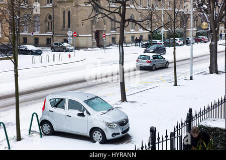 Auto auf dem Bürgersteig geparkt, Autos, Verkehr, schnee, winter, Straßburg, Elsass, Frankreich, Europa, Stockfoto