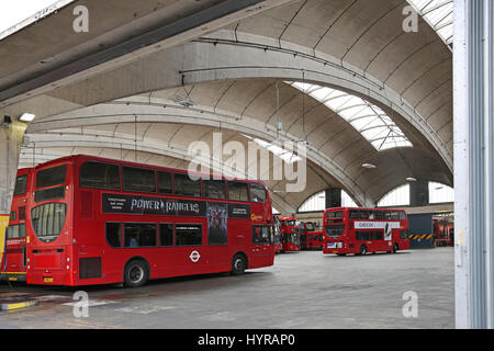 Stockwell Bus Garage, Süd-London, UK. Die berühmten Betondach umfasst 59m und war die größte in Europa, wenn im Jahre 1952 gebaut. Jetzt grade II aufgeführt. Stockfoto