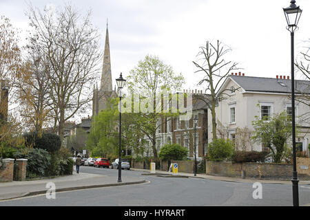 Häuser und Kirche auf Stockwell Park Road, einer berühmten eleganten Straße im Bereich beliebter Innenstadt von Stockwell in Süd-London, UK Stockfoto