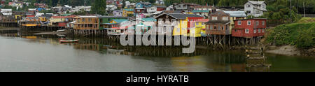 Palafitos. Traditionelle Holzhäuser gebaut auf Pfählen am Wasser entlang in Castro, der Hauptstadt der Insel Chiloé. Stockfoto