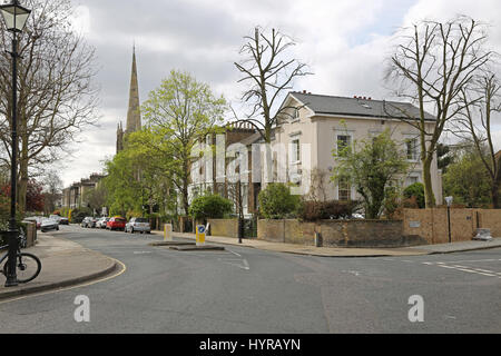 Häuser und Kirche auf Stockwell Park Road, einer berühmten eleganten Straße im Bereich beliebter Innenstadt von Stockwell in Süd-London, UK Stockfoto