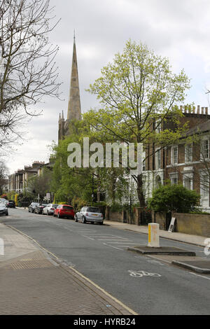 Häuser und Kirche auf Stockwell Park Road, einer berühmten eleganten Straße im Bereich beliebter Innenstadt von Stockwell in Süd-London, UK Stockfoto