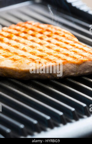 Thunfisch-Steak auf Elektro-grill Stockfoto