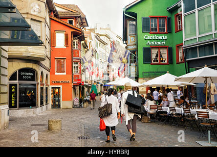 Zürich, Schweiz - 2. September 2016: Menschen am Augustinergasse Fußgängerzone im alten Stadtzentrum von Zürich, Schweiz Stockfoto