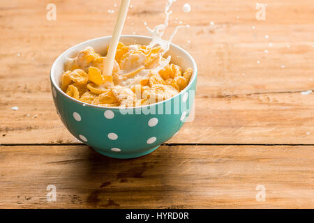 Gesunde hausgemachte Frühstück mit Müsli, Äpfeln, frisches Obst, Walnüsse auf Holztisch Stockfoto