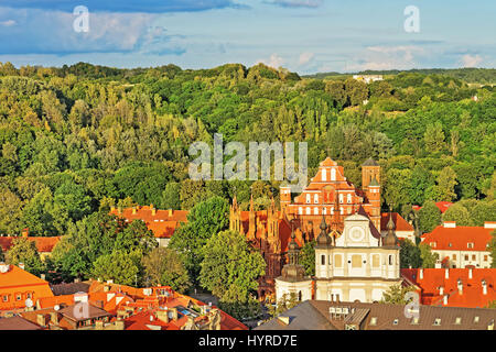 Blick auf die Kirche von St. Anne und Kirche von St. Bernard und Altstadt von Vilnius, Litauen Stockfoto