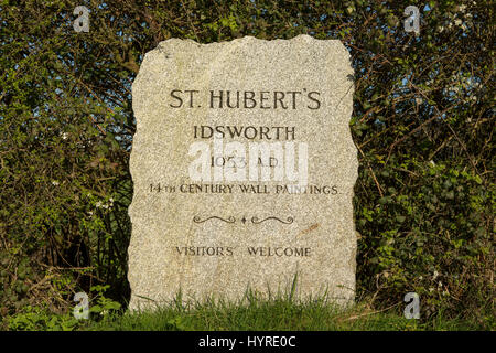 Granit-Stein markiert die Lage des St. Hubert am Idsworth Stockfoto