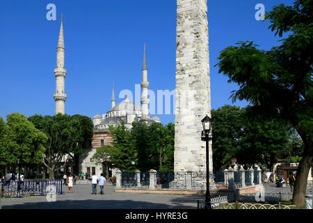 Sultan-Ahmet-Platz "Hippodrom" mit ägyptischen eingemauert, Obelisk und Minarette der blauen Moschee im Hintergrund, Istanbul, Türkei Stockfoto