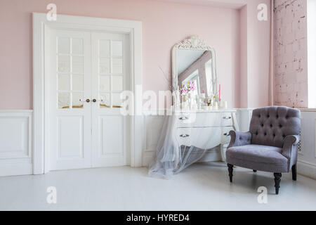 Klassischer Sessel und Spiegel Tisch im Wohnzimmer Interieur Stockfoto