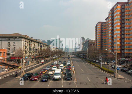 Luftaufnahme einer typischen Hauptstraße Szene in Peking, China Stockfoto