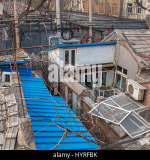 Blick auf die Altstadt Chinesisch Häuser & Hinterhöfe mit Gemüse trocknen draußen mit traditionellem Mauerwerk grauen und blauen Dächern Shijia Hutong, Peking, China Stockfoto