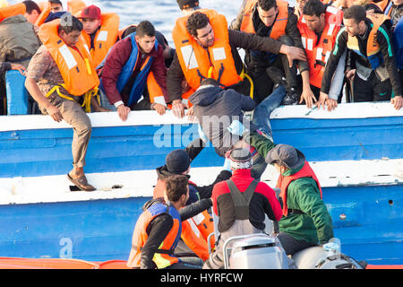 Ein 17 Meter langen Holzboot, morgens etwa 15 nautische Meilen entfernt von der libyschen Küste gefunden. 399 Personen an Bord sind bemüht, cros Stockfoto