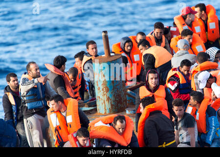 Ein 17 Meter langen Holzboot, morgens etwa 15 nautische Meilen entfernt von der libyschen Küste gefunden. 399 Personen an Bord sind bemüht, cros Stockfoto