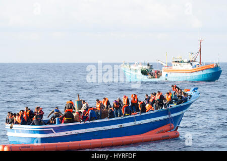 Ein 17 Meter langen Holzboot, morgens etwa 15 nautische Meilen entfernt von der libyschen Küste gefunden. 399 Personen an Bord sind bemüht, cros Stockfoto