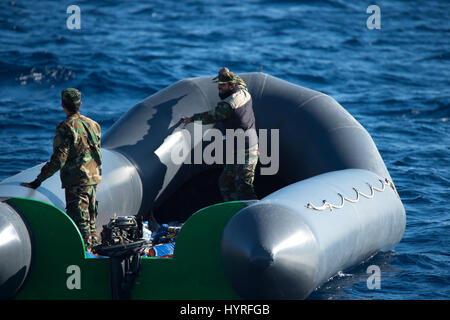 Ein kleines Boot mit 4 Personen, die sich selbst libyschen Küstenwache ein Rubberboat mit Migranten und beobachten und dokumentieren die SAR-Operation folgte Stockfoto