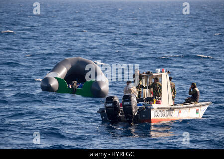 Ein kleines Boot mit 4 Personen, die sich selbst libyschen Küstenwache ein Rubberboat mit Migranten und beobachten und dokumentieren die SAR-Operation folgte Stockfoto