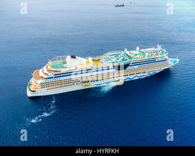Kreuzfahrtschiff in der Karibik, in der Nähe von Georgetown, Grand Cayman, Cayman-Inseln Stockfoto