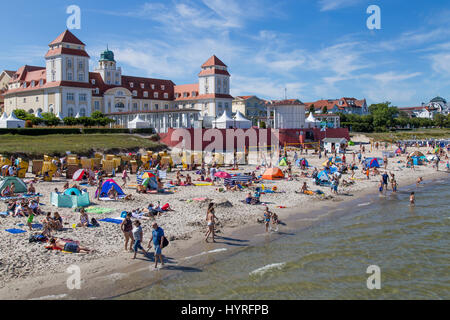 Strand mit Badenden vor dem Spa Hotel, Binz, Mecklenburg-Western Pomerania, Deutschland Stockfoto