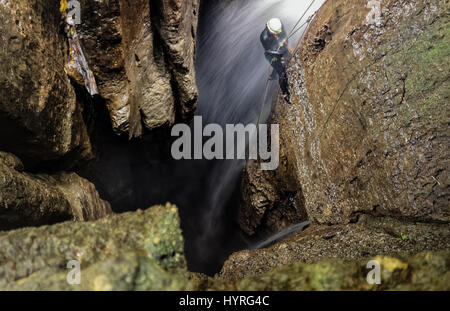 Tiefen Wasserfall Eingang Welle an Mayei Höhle im ecuadorianischen Amazonasgebiet verschwommene Bewegung Stockfoto