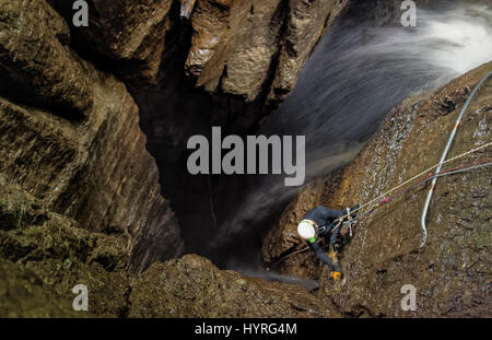 Tiefen Wasserfall Eingang Welle an Mayei Höhle im ecuadorianischen Amazonasgebiet verschwommene Bewegung Stockfoto