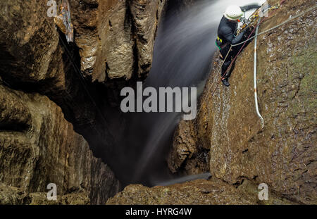 Höhlenforscher inneren Tiefen Wasserfall Eingang Welle an Mayei Höhle im ecuadorianischen Amazonasgebiet verschwommene Bewegung Stockfoto