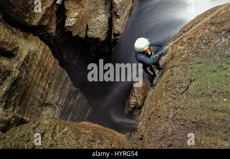 Höhlenforscher inneren Tiefen Wasserfall Eingang Welle an Mayei Höhle im ecuadorianischen Amazonasgebiet verschwommene Bewegung Stockfoto