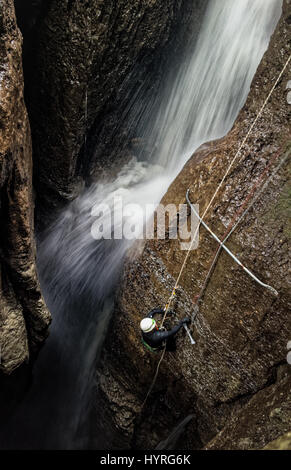 Tiefen Wasserfall Eingang Welle an Mayei Höhle im ecuadorianischen Amazonasgebiet Stockfoto