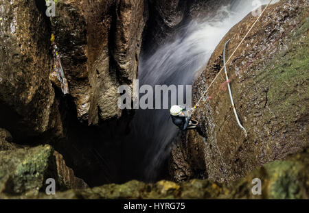 Tiefen Wasserfall Eingang Welle an Mayei Höhle im ecuadorianischen Amazonasgebiet Stockfoto