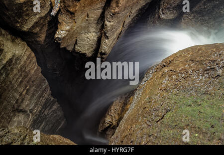 75 m tiefen Wasserfall Eingang Welle an Mayei Höhle im ecuadorianischen Amazonasgebiet lange Belichtung Stockfoto