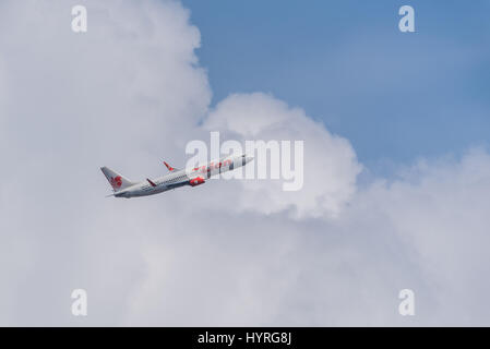 Bangkok, Thailand - 1. April 2017: HS-LUO Boeing 737-800 der thailändische Fluggesellschaft Lion fahren vom Flughafen Don Muang in Bangkok, Thailand. Thai Lion Air company Stockfoto