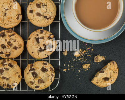 Belgische Dark Chocolate Chip Cookies Kekse vor schwarzem Hintergrund Stockfoto