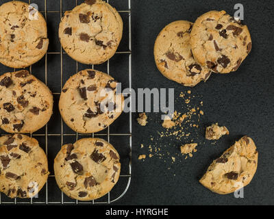 Belgische Dark Chocolate Chip Cookies Kekse vor schwarzem Hintergrund Stockfoto