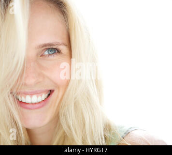 Porträt einer lächelnden blonden Frau hautnah Stockfoto