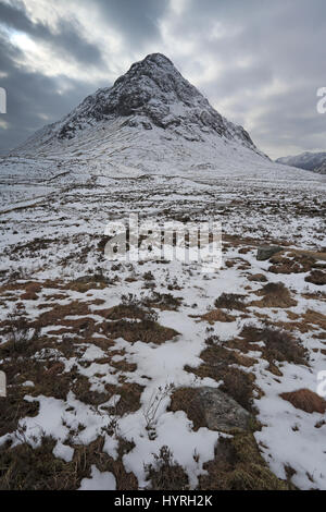Blick auf Schnee bedeckt Buachaille Etive Mor in Glencoe-Schottland Stockfoto