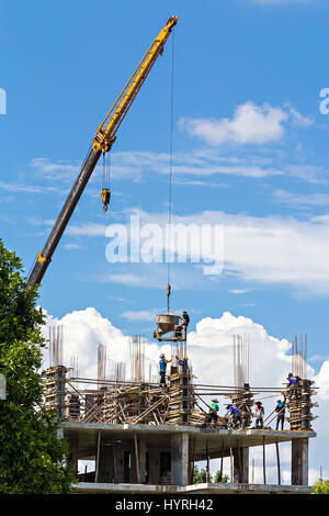 Bauarbeiter auf der Baustelle mit Kran Stockfoto