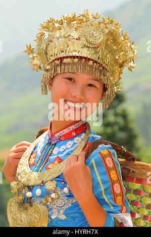 China, Provinz Guangxi, Guilin, Mädchen mit traditioneller Kleidung bei Longsheng terrassierten Reisfelder Stockfoto