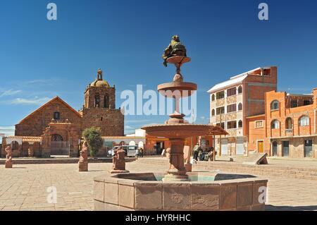 Bolivien, Tiwanaku, Kirche und Brunnen auf dem Hauptplatz Stockfoto