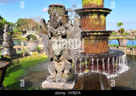 Großer Brunnen in Wasser Königspalast und Pools Tirthagangga, Bali Stockfoto